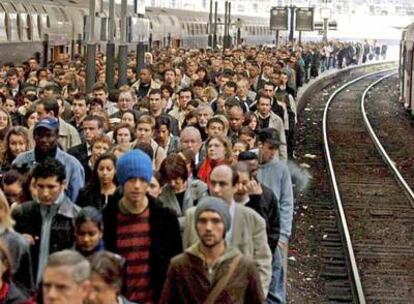 Una multitud de usuarios del transporte público en París, en una jornada de huelga en defensa del empleo y el poder adquisitivo.