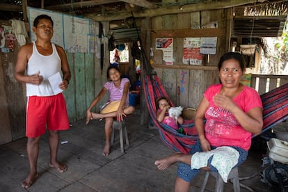 Felipe Yahuarcani y Gudnara Pasmiño. Ambos tuvieron que viajar cinco días en balsa por el río Ucayali, hasta Iquitos, para que a ella le confirmen el diagnóstico de diabetes. El departamento de Loreto tiene un área de 368.851 kilómetros cuadrados, mayor que la del Reino Unido, y solo en dos ciudades se puede operar de apéndice o de cesárea: Iquitos, la capital, y Pucallpa. 