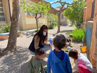 Alba Ferreres, realizando sus prácticas en el patio del aulario de Xert (Castellón), en una imagen proporcionada por el centro educativo.