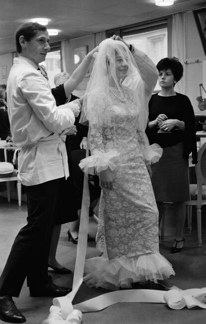 Bohan, probando un traje a la actriz Annie Girardot, en 1965.