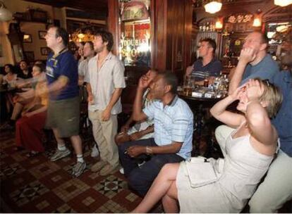 Hinchas irlandeses ven un partido del Mundial en un <i>pub</i> de Madrid.