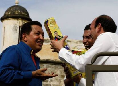 Hugo Chávez, conversa animadamente con Rafael Correa y Daniel Ortega, a quienes les hace entrega de un 'Chavecito', el popular muñeco inspirado en él y comercializado en el país.