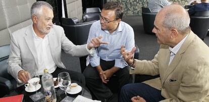 Griñán, Heredia y Chaves, en el hotel donde se celebró la reunión de la Interparlamentaria.