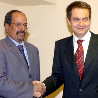 José Luis Rodríguez Zapatero y Mohamed Abdelaziz posan para los periodistas poco antes de su reunión en Madrid.