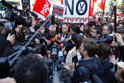 Los secretarios generales de UGT y CCOO Pepe Álvarez e Ignacio Fernández Toxo, respectivamente, en declaraciones a los medios al inicio de la manifestación acompañados de Alberto Garzón y Pablo Iglesias.
