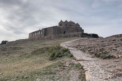 El monasterio románico del siglo XI de Sant Llorenç del Munt (Barcelona) en el parque natural homónimo.