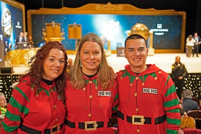 Tres elfos 'HO HO', desorientados en el Teatro Real de Madrid porque Papa Noël les ha dado plantón. 