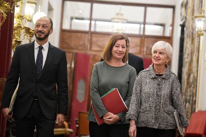 La presidenta del Congreso, Francina Armengol (en el centro), acompañada del vicepresidente, Alfonso Gómez de Celis, y la secretaria segunda, Isaura Leal, el pasado día 15 antes de la reunión de la Mesa.