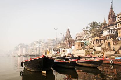 Barcas típicas para los turistas junto a las escalinatas, o ghats, a orillas del río Ganges en Varanasi (Benares), donde los hindúes realizan sus ceremoniales de baño, cremaciones y otros rituales religiosos.