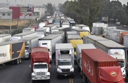 Transportistas bloquearon dos accesos a la capital mexicana en protesta por las medidas contra la polución.