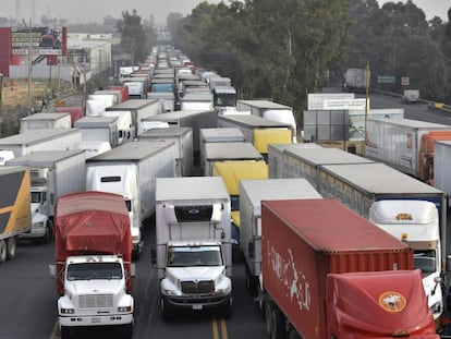 Transportistas bloquearon dos accesos a la capital mexicana en protesta por las medidas contra la polución.