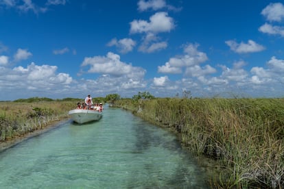 Un grupo de turistas pasea por la reserva ecológica de Sian Ka’an en marzo de 2019.