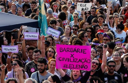 Barbárie X Civilização diz um cartaz na manifestação de São Paulo.