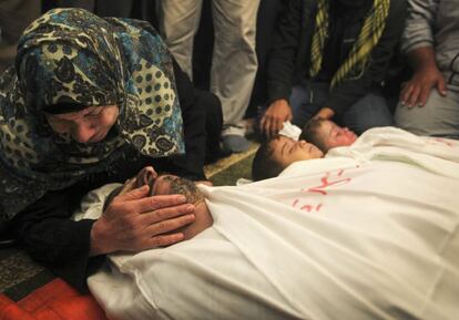 La madre de Foaad Hejaze llora durante el funeral de su hijo y sus nietos este martes en el campo de refugiados Jabaliya, al norte de la Franja de Gaza.