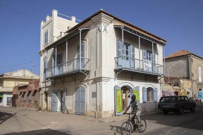 Las casas con balcón son las típicas de Saint Louis por excelencia. Orientadas a la calle están compuestas por grandes habitaciones y altas galerías superpuestas: en el bajo solían acoger el negocio y tener grandes puertas de madera; en el primer piso, la vivienda, cerrada con persianas. En la foto, una casa recientemente rehabilitada por una asociación francesa y que acoge la única imprenta de la ciudad, Calaoprint. 
