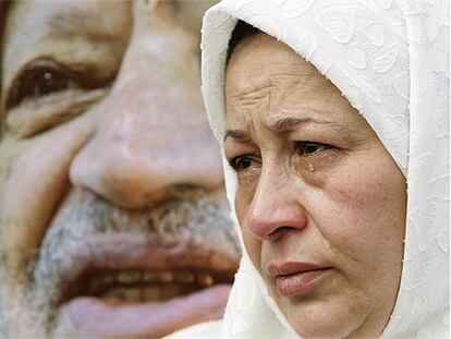 Una mujer palestina llora en Ramala al enterarse de la muerte de Yasir Arafat.