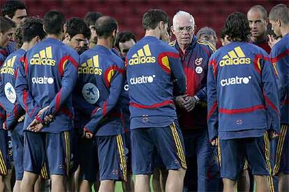 Los jugadores de la selección escuchan las instrucciones de Luis Aragonés en su entrenamiento de ayer en Belfast.