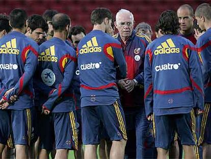 Los jugadores de la selección escuchan las instrucciones de Luis Aragonés en su entrenamiento de ayer en Belfast.