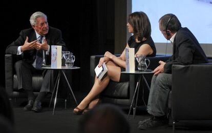 Mario Vargas Llosa y Gilles Lipovetsky (a la derecha), durante el debate que moderó Montserrat Iglesias.