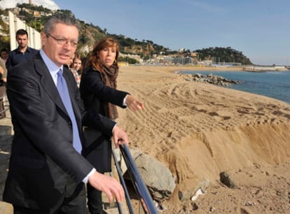 La presidenta del PP catalán Alicia Sánchez Camacho y el alcalde de Madrid Alberto Ruiz Gallardón en Blanes (Girona).