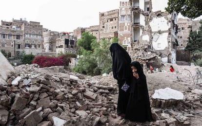 Veïns de Sanà passen entremig dels enderrocs d'un edifici on van morir cinc persones després d'un bombardeig de la coalició.