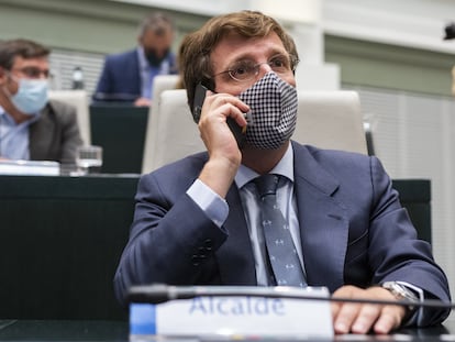 El alcalde de Madrid, José Luis Martínez-Almeida durante un pleno en el Palacio de Cibeles, sede del Ayuntamiento de Madrid.