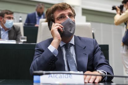 El alcalde de Madrid, José Luis Martínez-Almeida durante un pleno en el Palacio de Cibeles, sede del Ayuntamiento de Madrid.