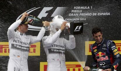 Rosberg empapa en champán a Hamilton ante Ricciardo.