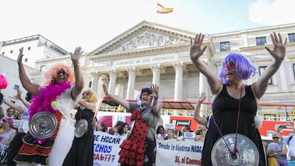 Protesta de empleadas del hogar frente al Congreso de los Diputados en Madrid