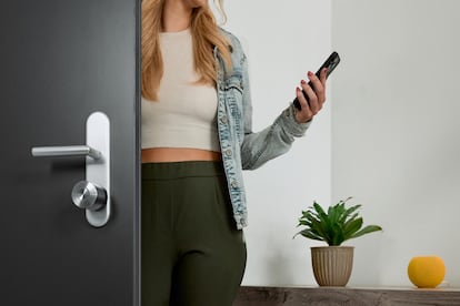 Uso de la cerradura Nuki Smart Lock Ultra en una puerta negra