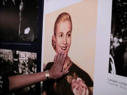 Una mujer posa sus manos sobre un retrato de Eva Perón en el museo dedicado a Evita en Los Toldos, su pueblo natal. 