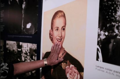 Una mujer posa sus manos sobre un retrato de Eva Perón en el museo dedicado a Evita en Los Toldos, su pueblo natal.