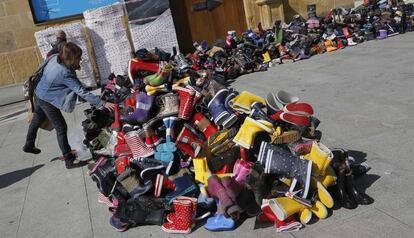 Una montaña de botas de agua se apilan en San Sebastián antes de su envío a los campamentos de refugiados.