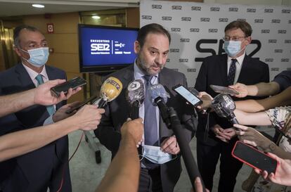 Salvador Navarro, presidente de la CEV, José Luis Ábalos y Ximo Puig, en el encuentro de la Cadena SER.