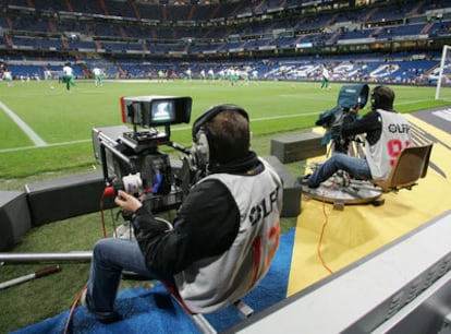 Un cámara, durante la retransmisión de un partido.
