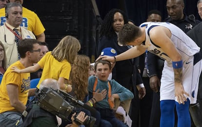 Doncic se disculpa con el niño sobre el que cayó durante el partido.