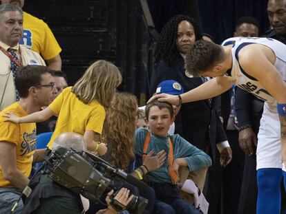 Doncic se disculpa con el niño sobre el que cayó durante el partido.