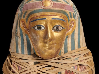 Una momia de la exposición sobre cuerpos embalsamados de Egipto que se puede ver en CaixaForum de Madrid y viajará en noviembre a CaixaForum Barcelona y en mayo de 2023 a Sevilla.