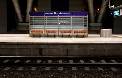 La estación de tren del aeropuerto de Frankfurt vacía, durante la huelga nacional que se celebra en Alemania este lunes.