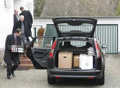 Investigadores en la casa del presidente de Deutsche Post, el jueves 14.