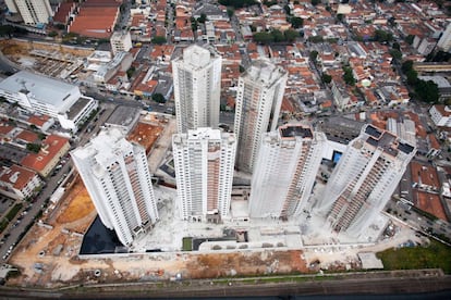 "O condomínio interrompe o tecido urbano, fazendo com que a circulação de pedestres seja menor e o número de encontros na e trocas na rua também". Foto no bairro da Água Branca.