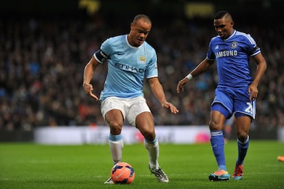 Kompany es presionado por Eto'o.