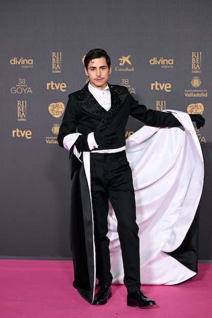 Omar Banana, nominado a mejor actor revelación por 'Te estoy amando locamente', con un llamativo conjunto de Tamara Press y zapatos de Baerchi.