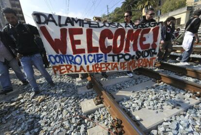 Inmigrantes tunecinos y activistas italianos ocupan la estación de Ventimiglia el pasado domingo.