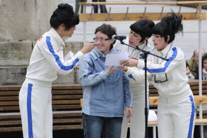 Una mujer participa en una de las escenas de la obra Olimpikas 2012, ayer en el festival Kaldearte.