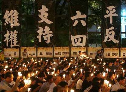 Miles de personas sostienen velas en Victoria Park, Hong Kong, para recordar a las víctimas de la matanza de estudiantes en Tiananmen