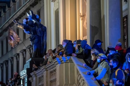 Un grupo de fieles frente a la iglesia de la plaza de las Tres Cruces, el viernes en Varsovia, custodian el templo para evitar incidentes con los manifestantes. 