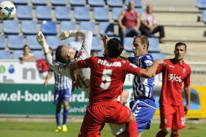 Ion Vélez remata ante el meta Cuellar en el partido de Vitoria.