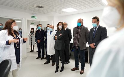 La jefa del servicio de Oncología Radioterápica, Rosa Morera (izqda) presenta la MR-Linac Unity a un grupo en el que se encuentran: el gerente del hospital La Paz, Rafael Pérez-Santamarina (con bata); la presidenta madrileña, Isabel Díaz Ayuso; el entonces viceconsejero de Sanidad Antonio Zapatero; y el entonces director general de Hospitales, Fernando Prados.