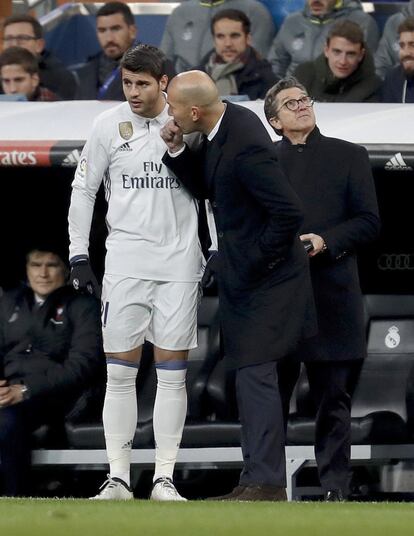 El técnico francés del Real Madrid, Zinedine Zidane (d), conversa con el delantero madridista, Álvaro Morata, antes de ingresar en el terreno de juego.